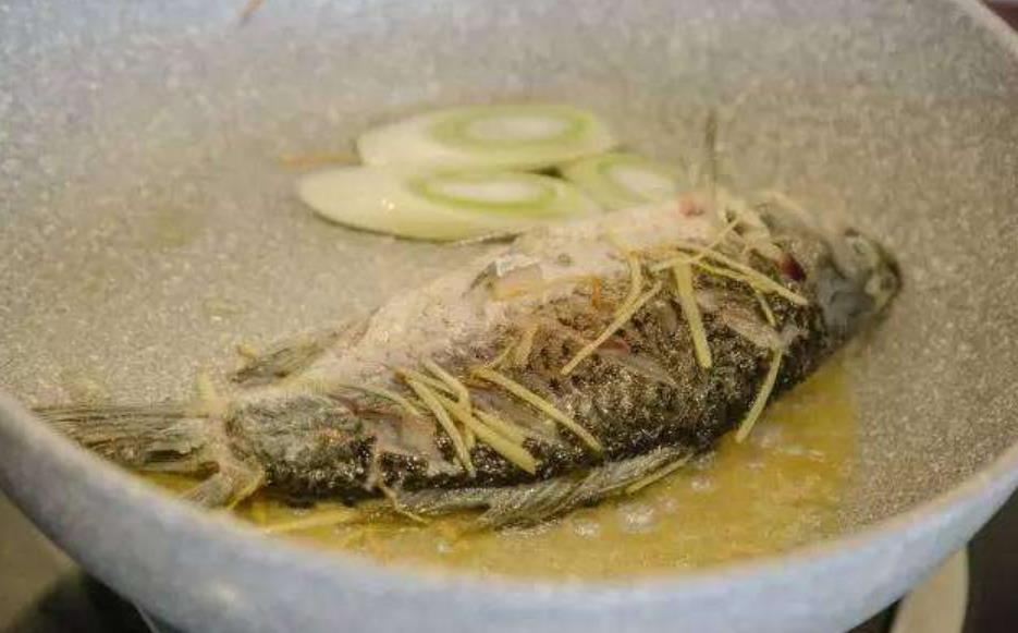 把鱼汤炖白只需要2个技巧,鱼汤怎样炖会炖成奶白色