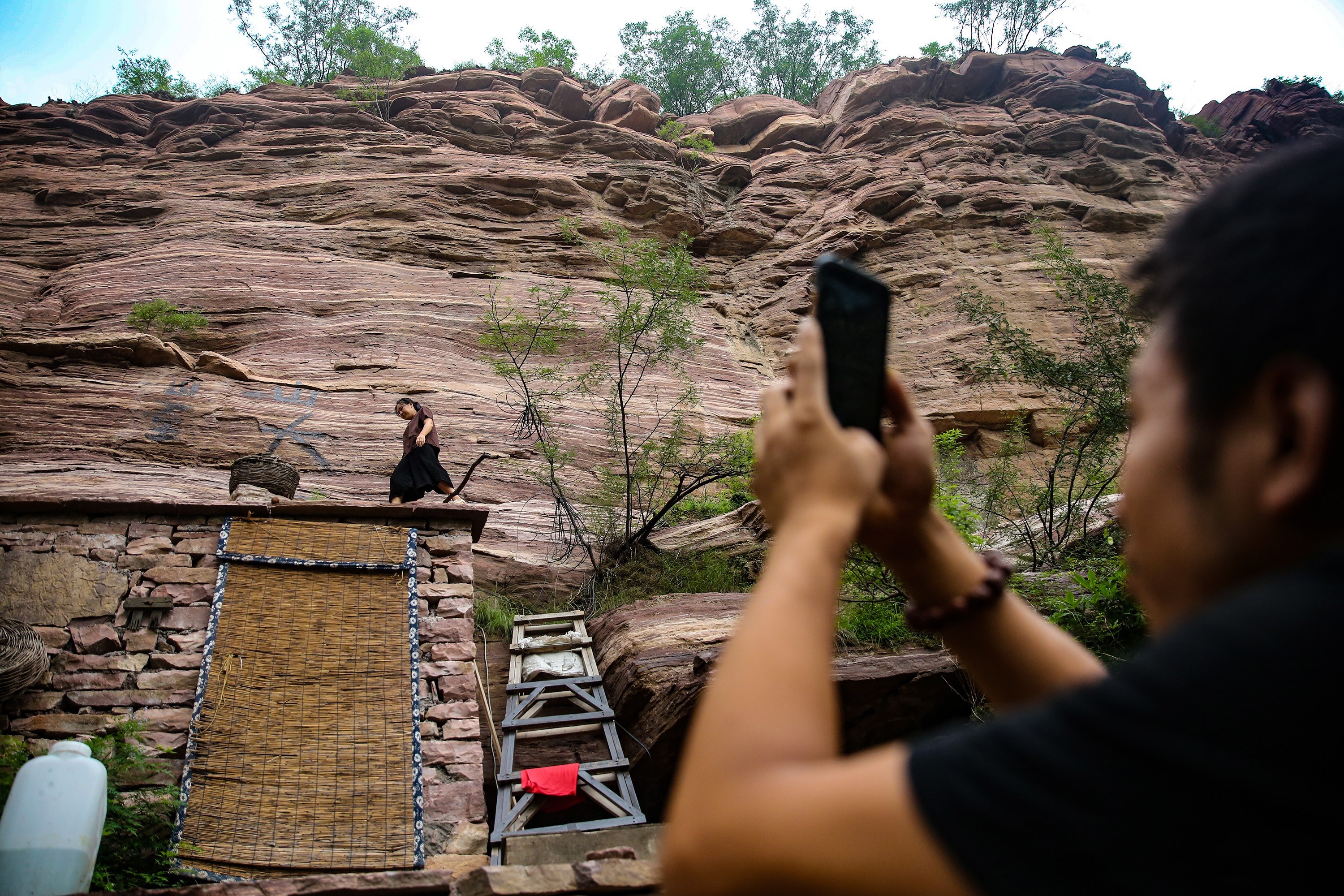 住崖穴、拍视频、卖山货,井陉网红小夫妻做起了“山大王”
