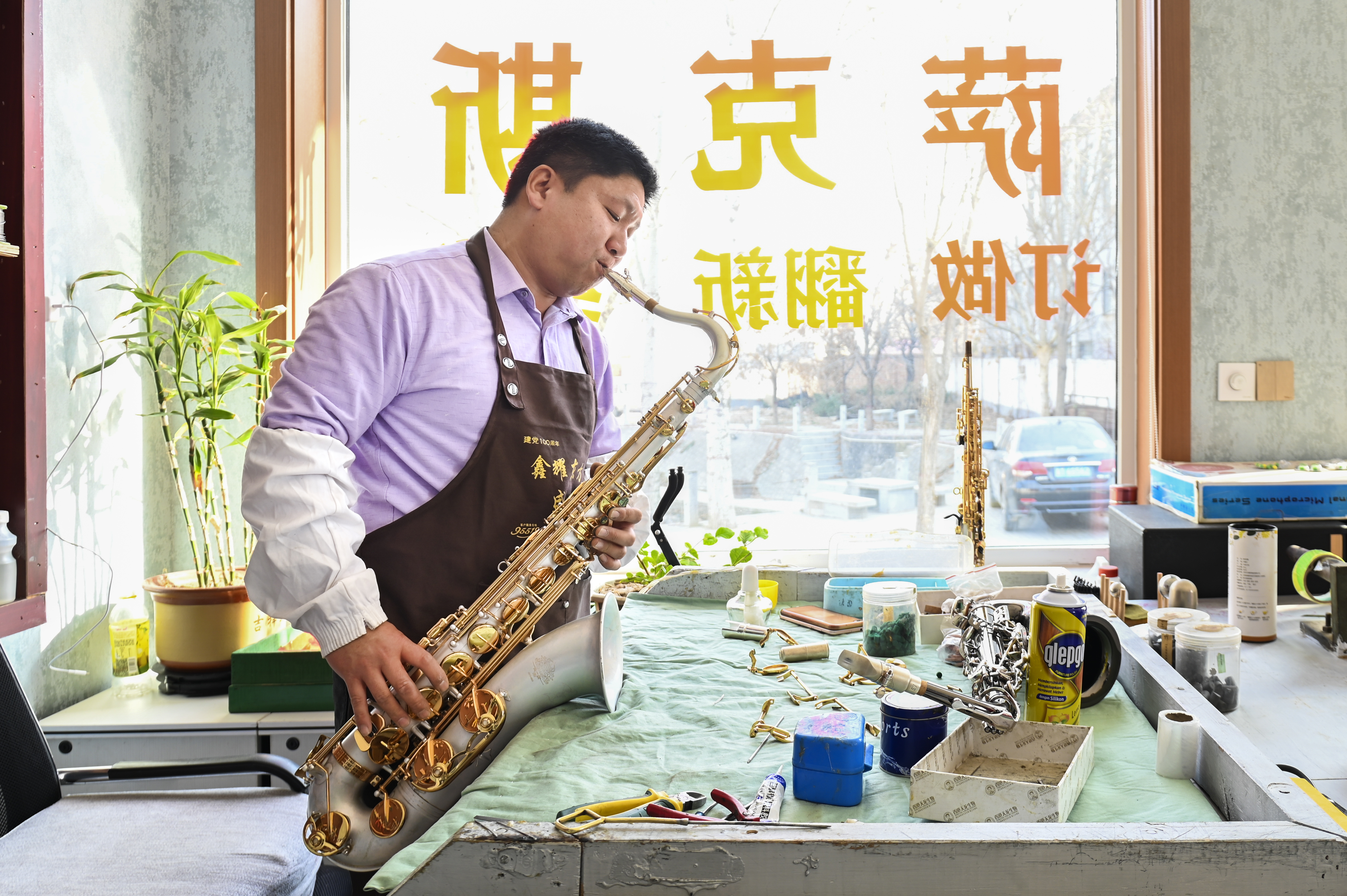 周卫仓，一位从周窝村走出来的萨克斯制作和吹奏高手