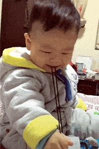 这只鹦鹉一直以为他是一只猴,所以每天都在重复做这个动作