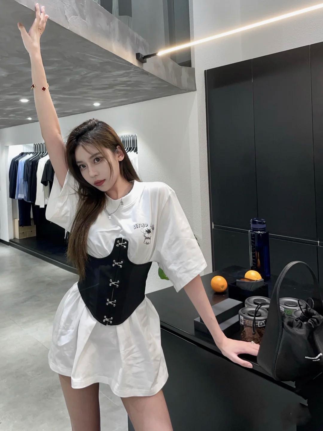 46岁曾黎曼妙身姿,曾黎一字肩鱼尾裙