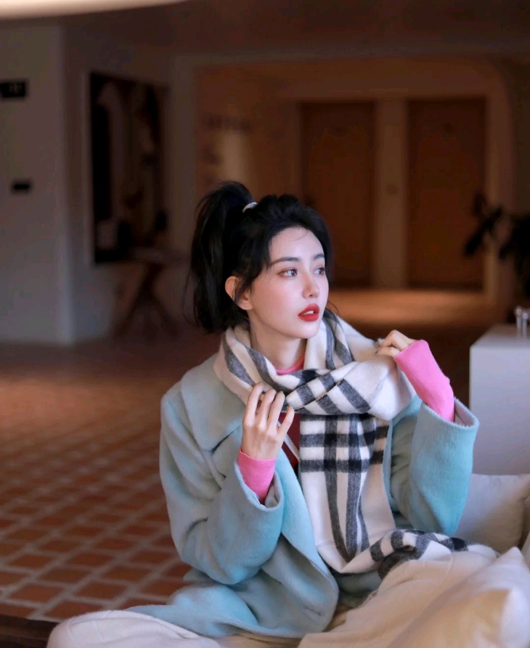 宽松毛衣叠穿搭配冬季,冬季黑色大衣和白色带帽毛衣穿搭