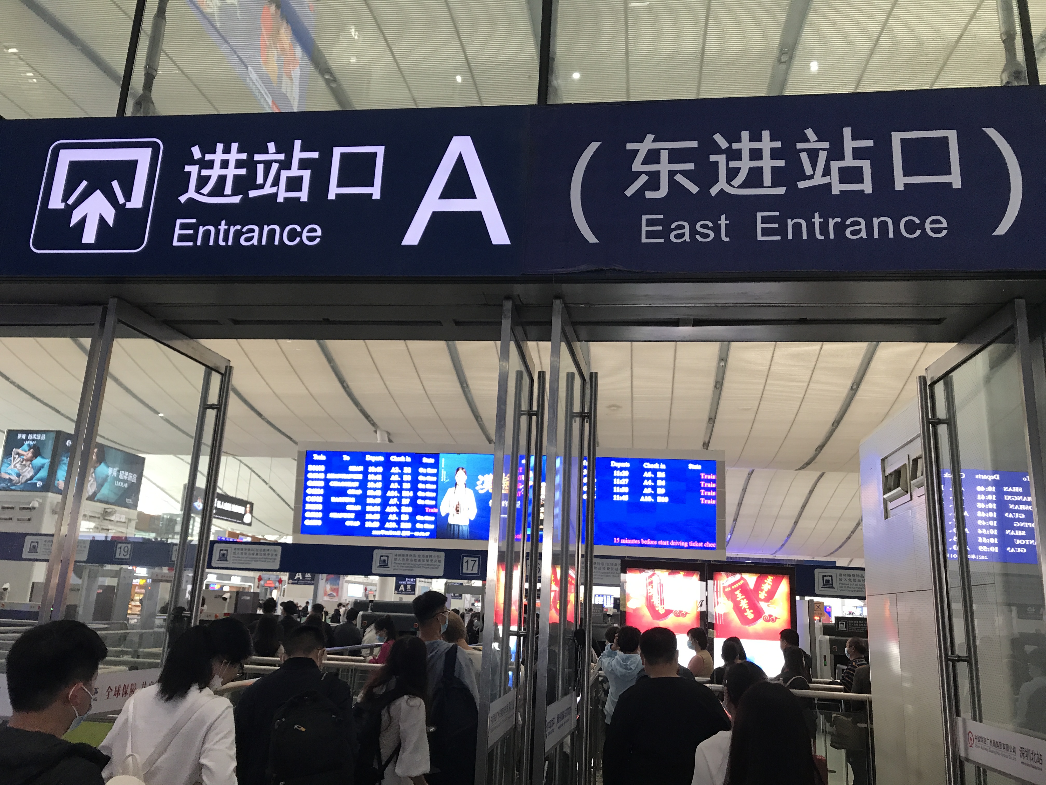 教老年人乘坐高铁你怎么看,老年人坐高铁怎样出行