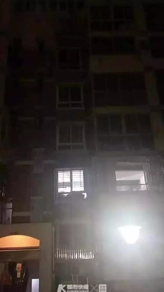 男子买房没几天邻居吓得全跑路,男子买下怪异老房子