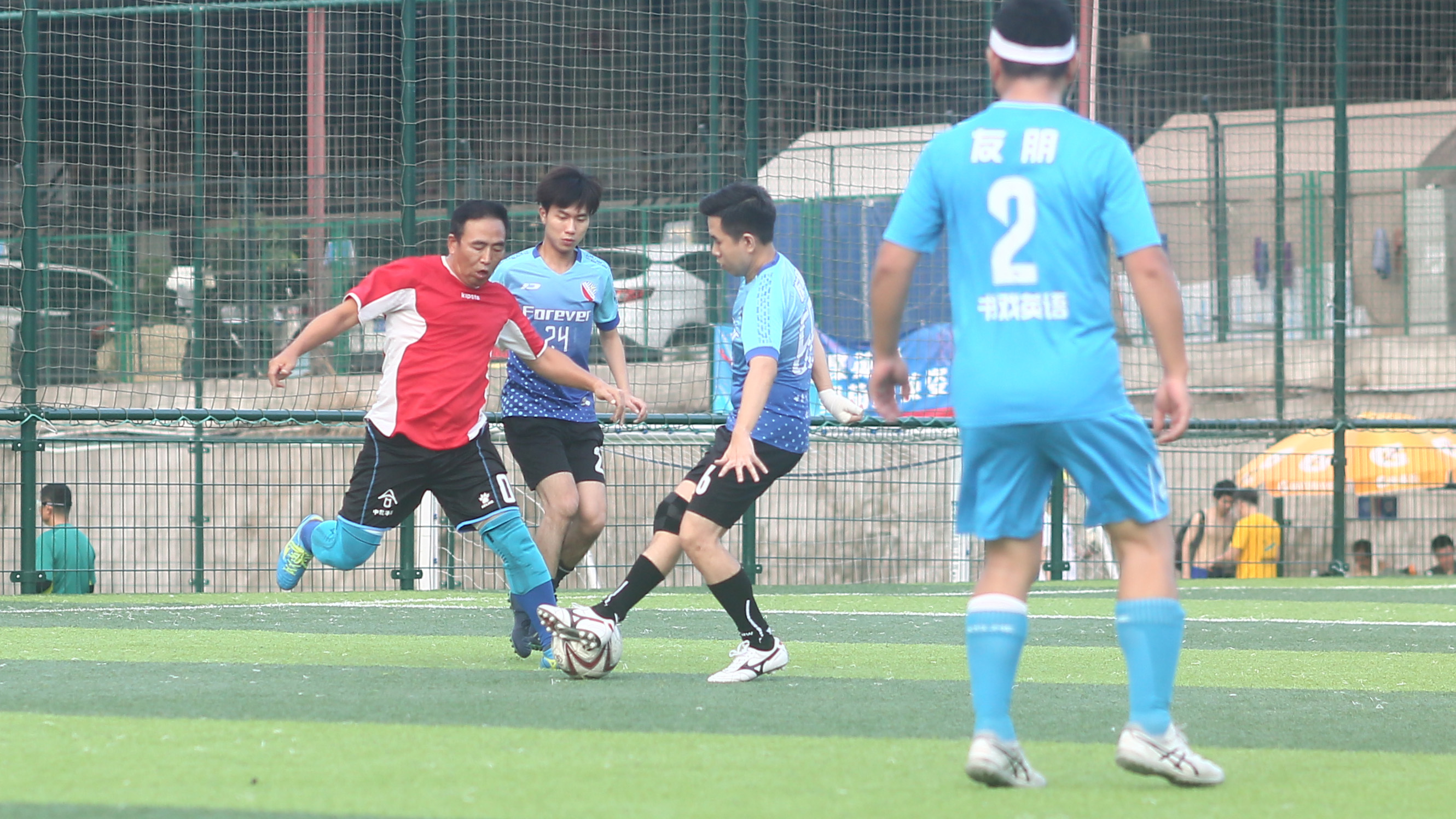 草根足球激烈对抗,深圳草根足球联赛