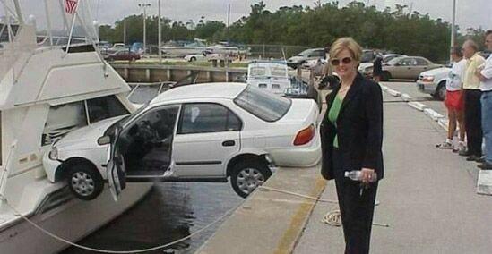 “兄弟睡觉压得胳膊都变色了，要不要叫醒他？”醒来一定很酸爽