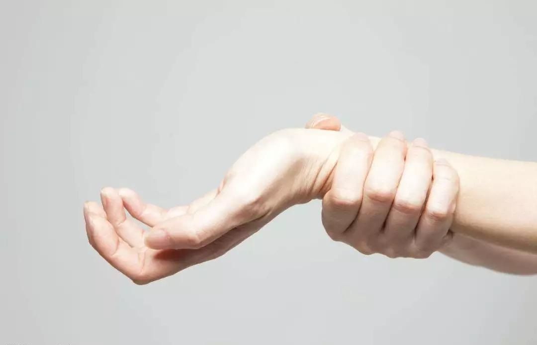 刚产后腰疼背疼最快缓解方法,产后肩膀疼腰疼哪些动作能缓解