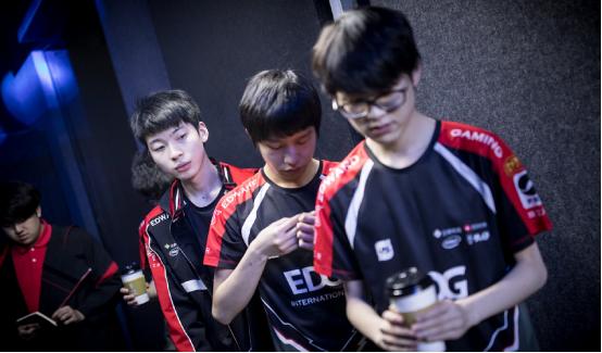 英雄联盟：头太大“压坏了”脖子导致没上场？他被强制休养身体！