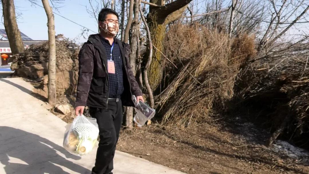 村干部摇身一变代购员 (村干部摇身一变成代购员)