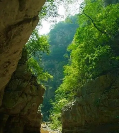 步行柏林景区有一条像小巷一样窄的天琪峰和危岩