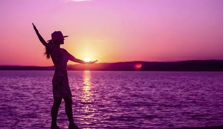 发现老婆跟初恋联系了怎么挽回,妻子和初恋一直保持联系说明什么