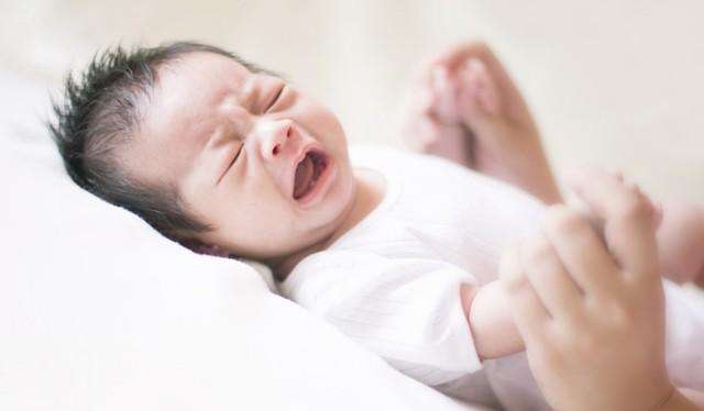 宝宝哭闹，蹬腿，脸通红？孩子发生肠胀气了，教你7招来应对