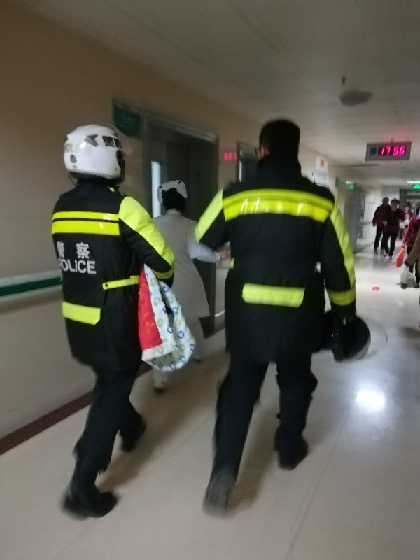 宝宝误咬舌头出血,暖心交警接过受伤儿童狂奔向医院