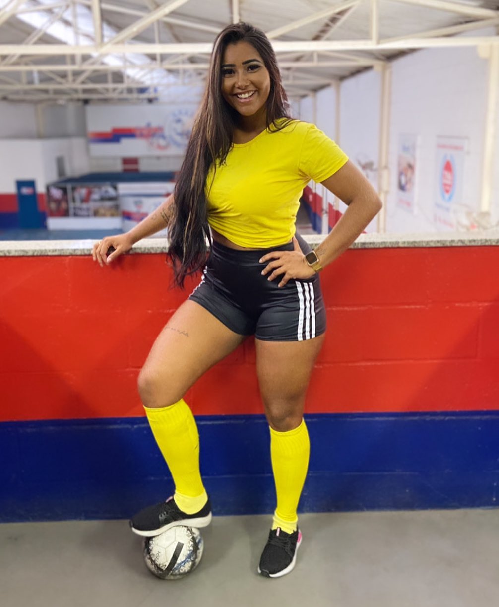 她被称为巴西的辣妹，不仅长相甜美，丰盈的体型更增添了她的魅力