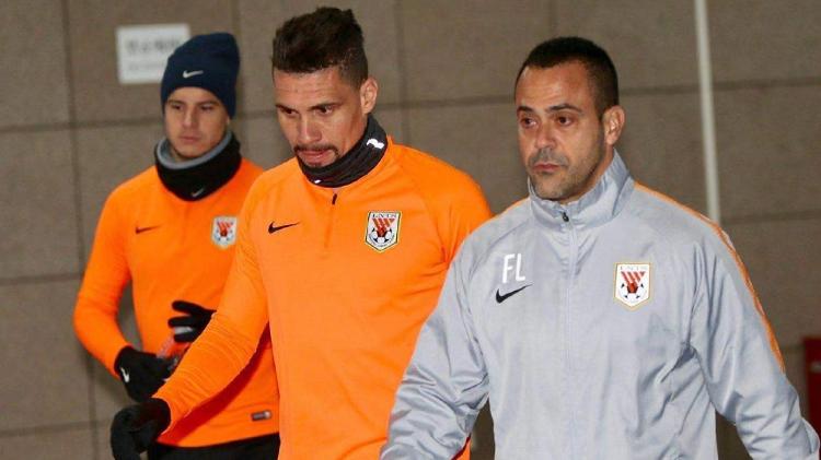 李霄鹏挨三闷棍领最佳教练员奖,李霄鹏挨了三闷棍啥意思