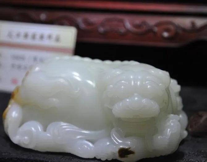 玩玉入门须知,羊脂玉鉴别用摩擦吸纸的方法