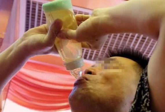 母乳太多了如何让奶少,多余的母乳可以给妈妈喝吗