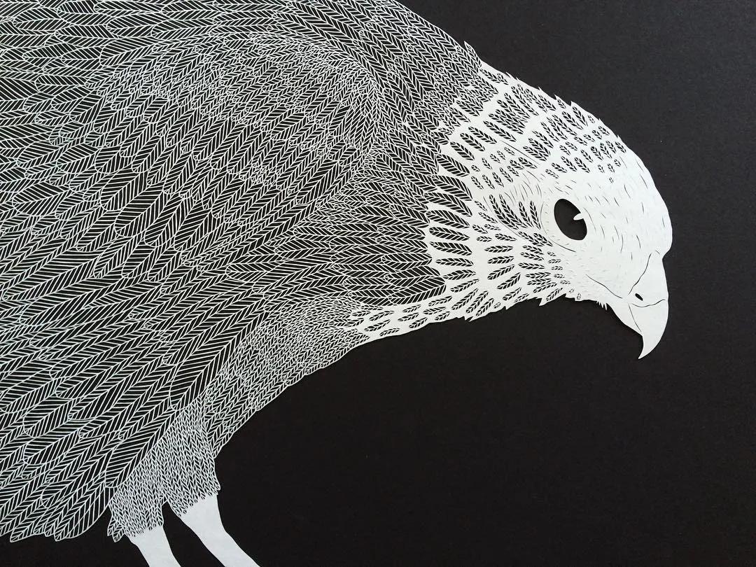 她用一把手术刀在2毛钱废报纸上雕出精美图腾,一幅卖60万