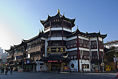 上海大都市繁华的老城隍庙,上海中心金碧辉煌的寺庙