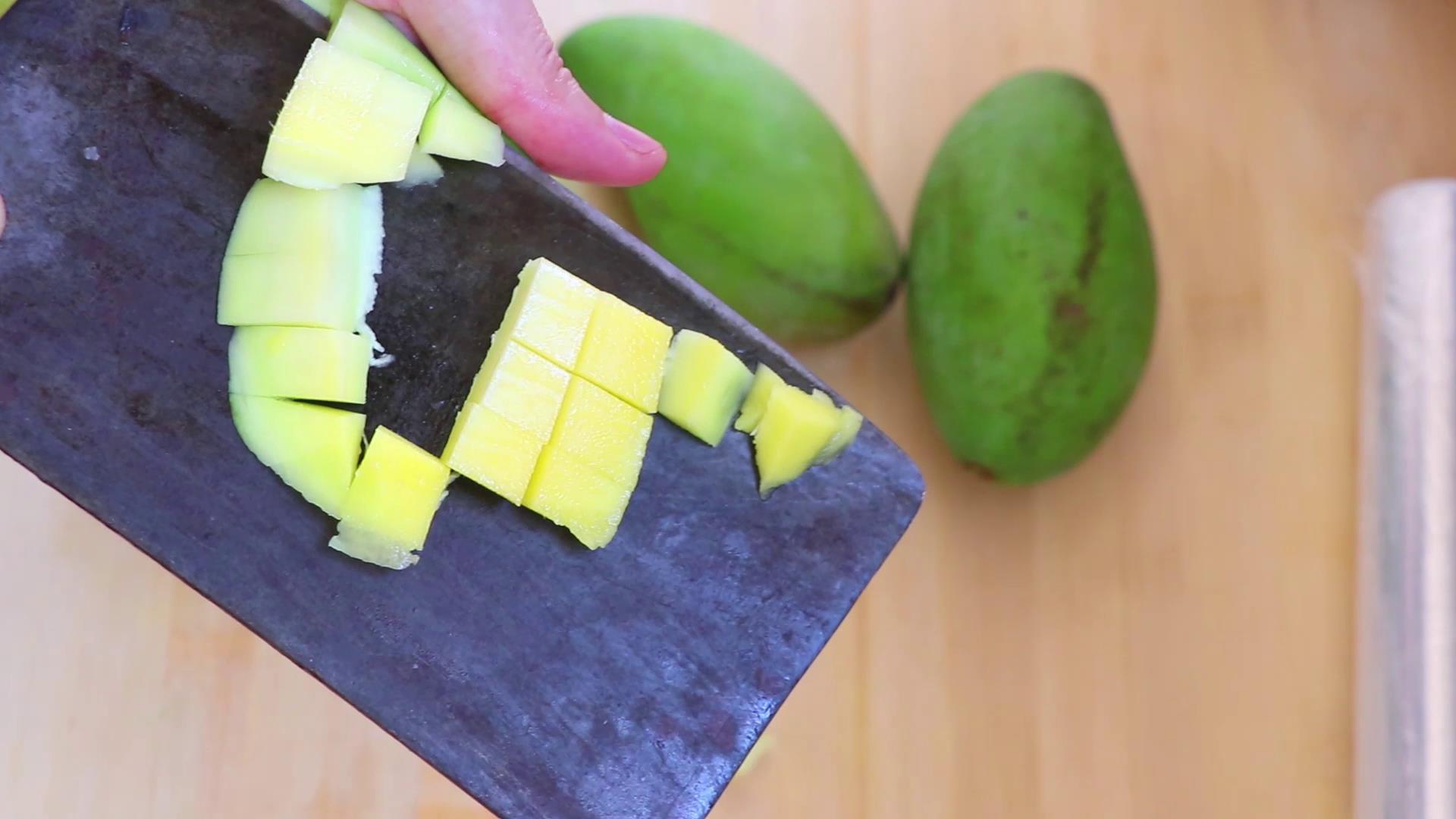 剥芒果最快的方法不脏手也不流汁,芒果不脏手的切法你get到了吗