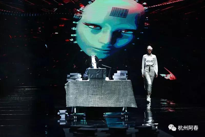 超百图再现2018年服装圈内那三十道靓丽风景……