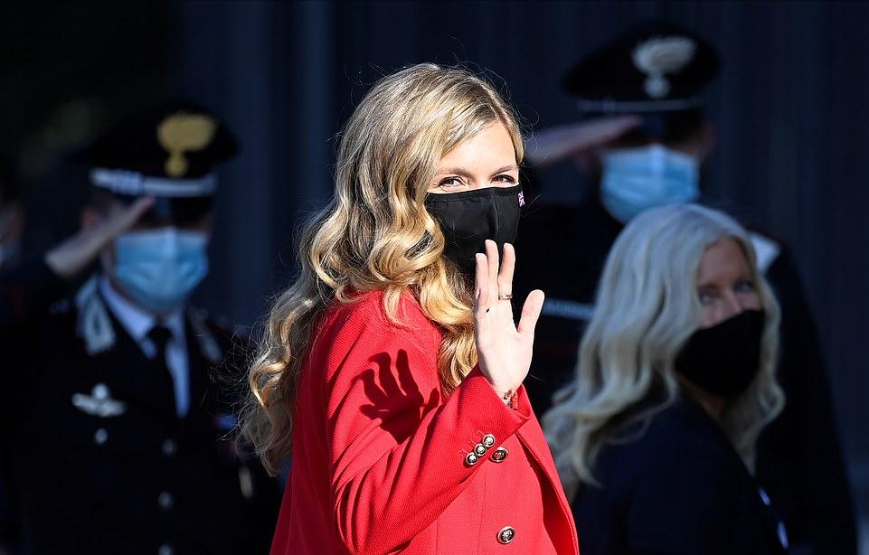 英国第一夫人成G20时尚黑马!穿500块的Zara上衣,印花裙是租来的