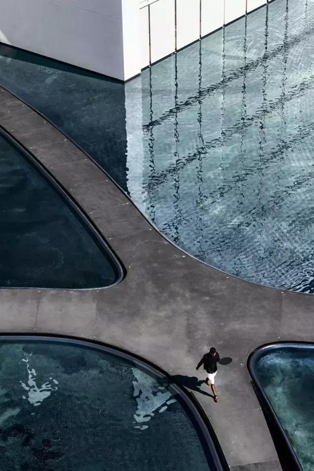 这家禁欲风的“情趣酒店”,开了灯后……嗨爆了