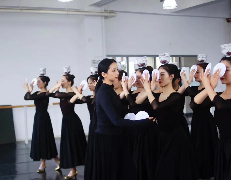 *疆新**“杨丽萍”古丽迪娅尔