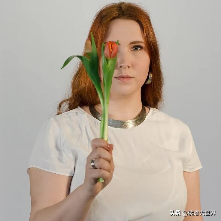 因为开了性科普博客，俄31岁美女生物老师被家长举报，丢掉了饭碗