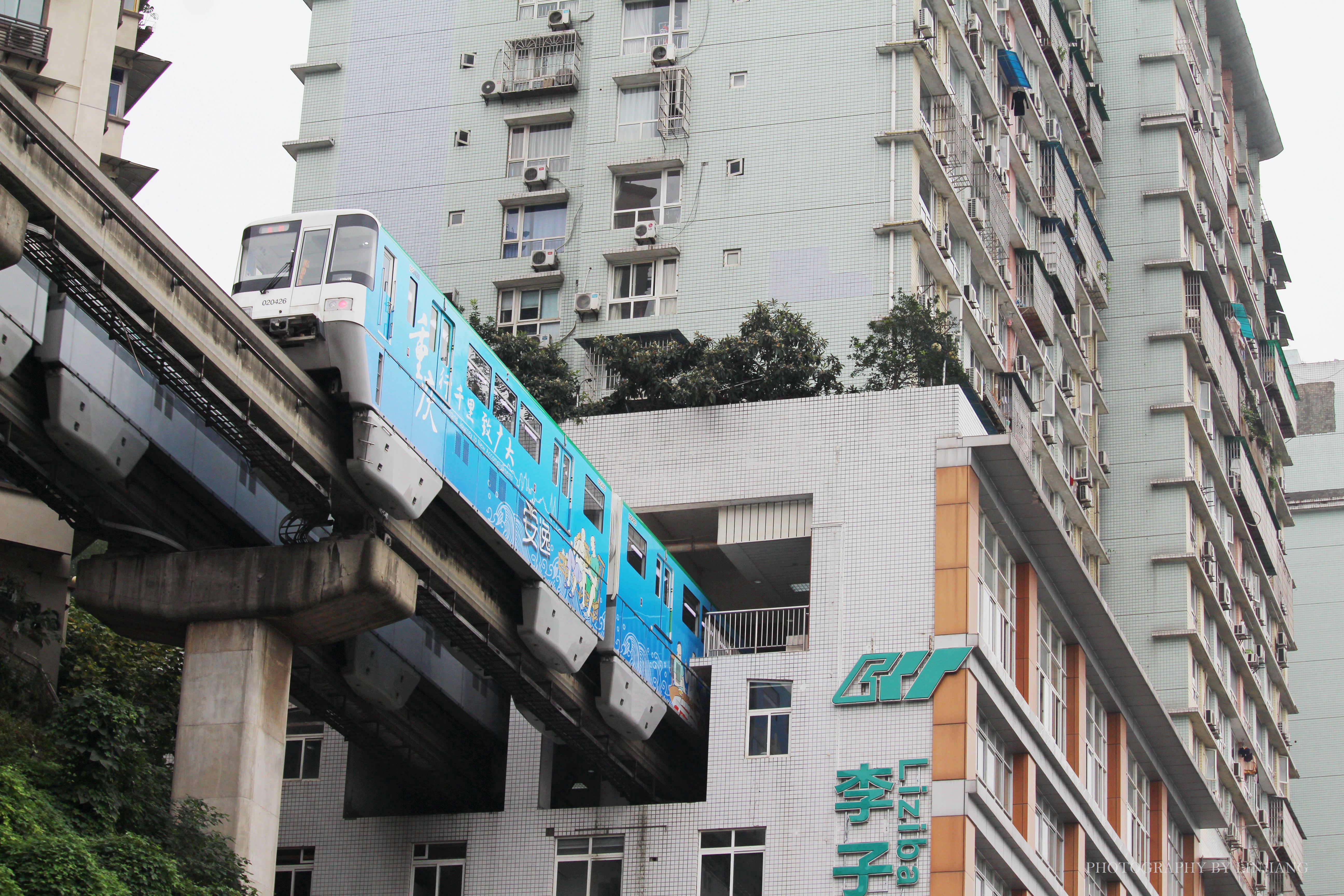 重庆地铁路人,游客感叹重庆地铁