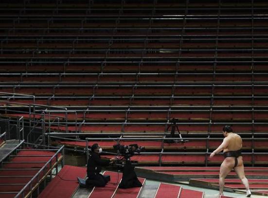 日本真不怕死啊！几百斤的胖子还在相扑！他们是体质最弱的运动员