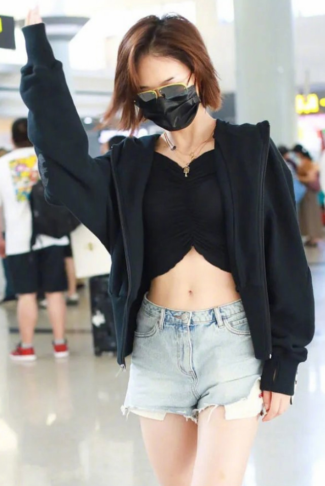 蓝盈莹穿牛仔装,蓝盈莹穿短装的照片