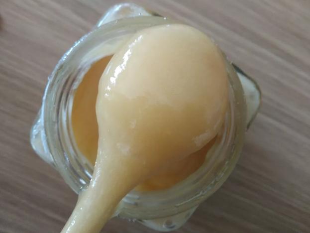 气温25度蜂蜜结晶吗,气温低蜂蜜变成固体