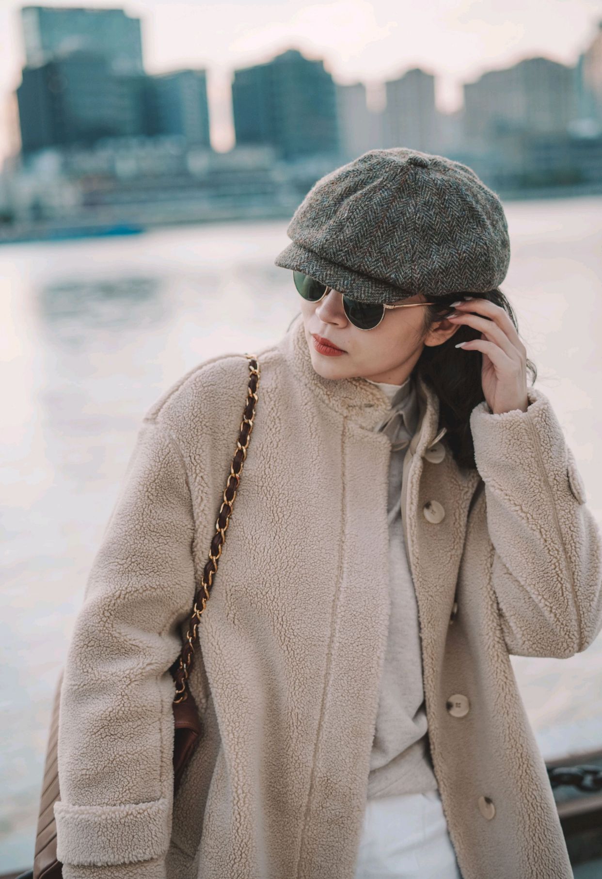 卡其色大衣毛茸茸怎么搭冬季,卡其色短裤呢子大衣穿搭高级感