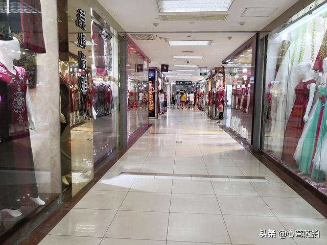 随拍转型后的百荣,店主问:你打算拿多少货?我说我只买一件