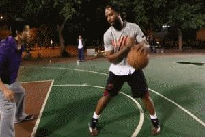 德文威廉姆斯原地胯下运球训练,nba2kol2德文布克运球过人技巧