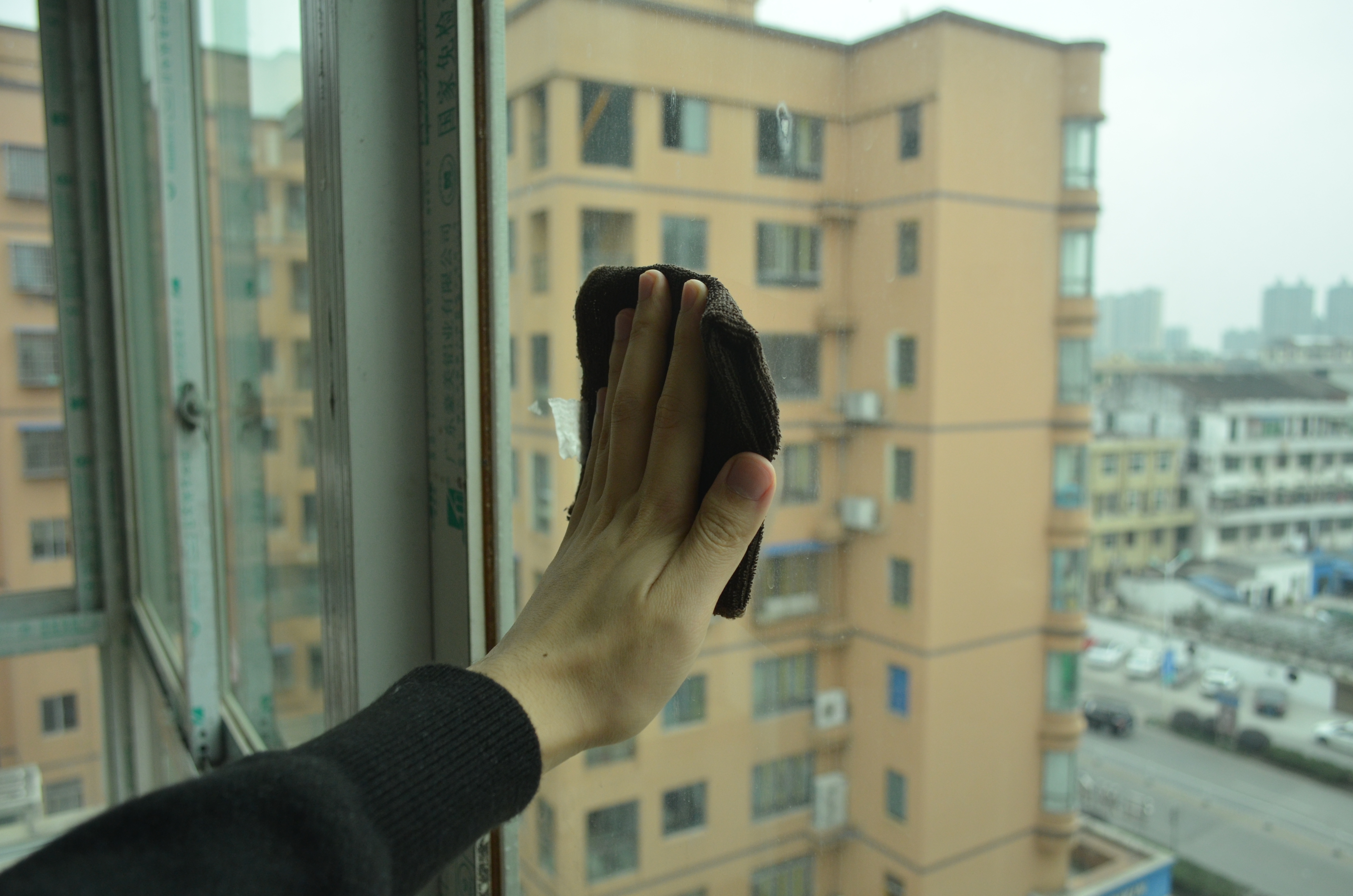 过年大扫除用这个擦玻璃很是方便,家里的玻璃脏了轻轻一擦就干净