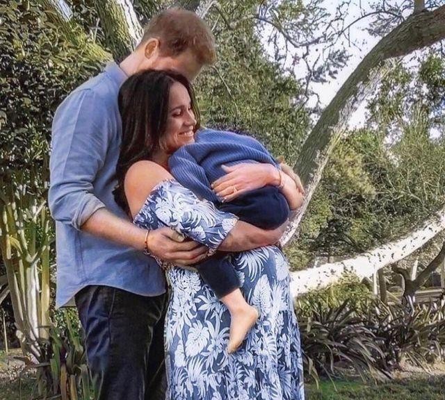 梅根出席王室活动不自信,梅根退出王室后首次见到女王