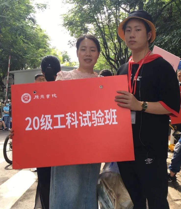 杭州十四中一群毕业生建了微信群，全是清华、北大、复旦…聊天内容却让人流口水