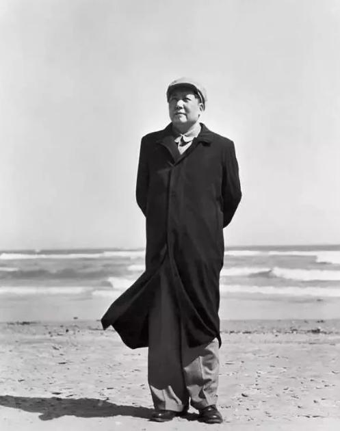 李讷上学时,毛主席给她生活费26元,同学向她借钱,她如何处理?