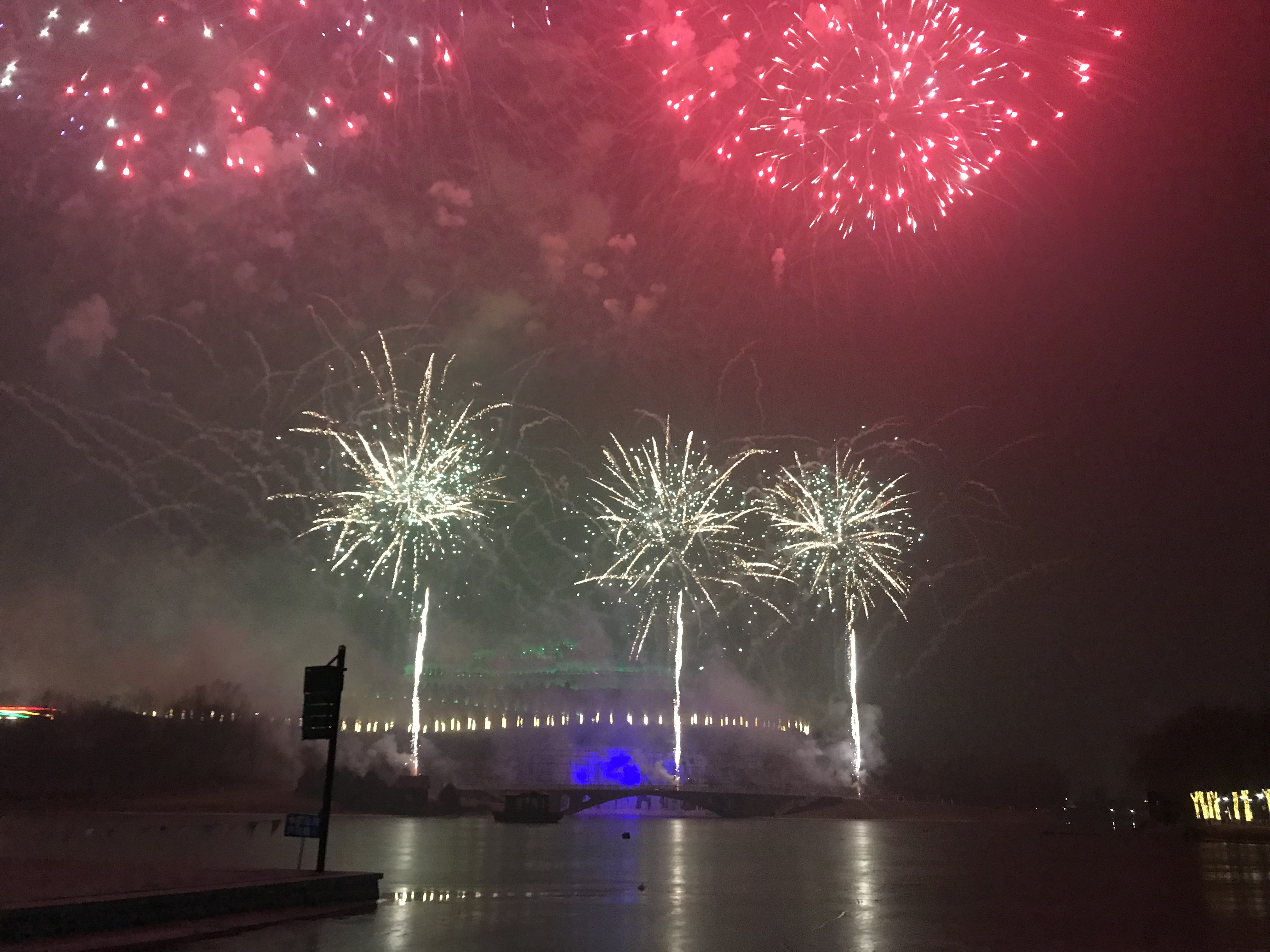 正定:漫天花雨迎盛世璀璨烟花耀佳年