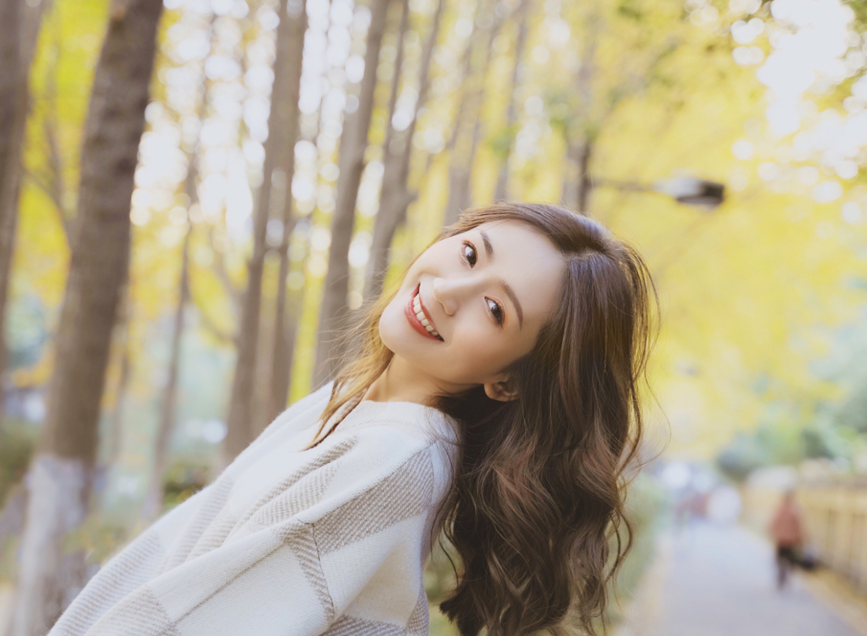 女生拍照要怎么样摆pose好看,女生必学的10个拍照姿势