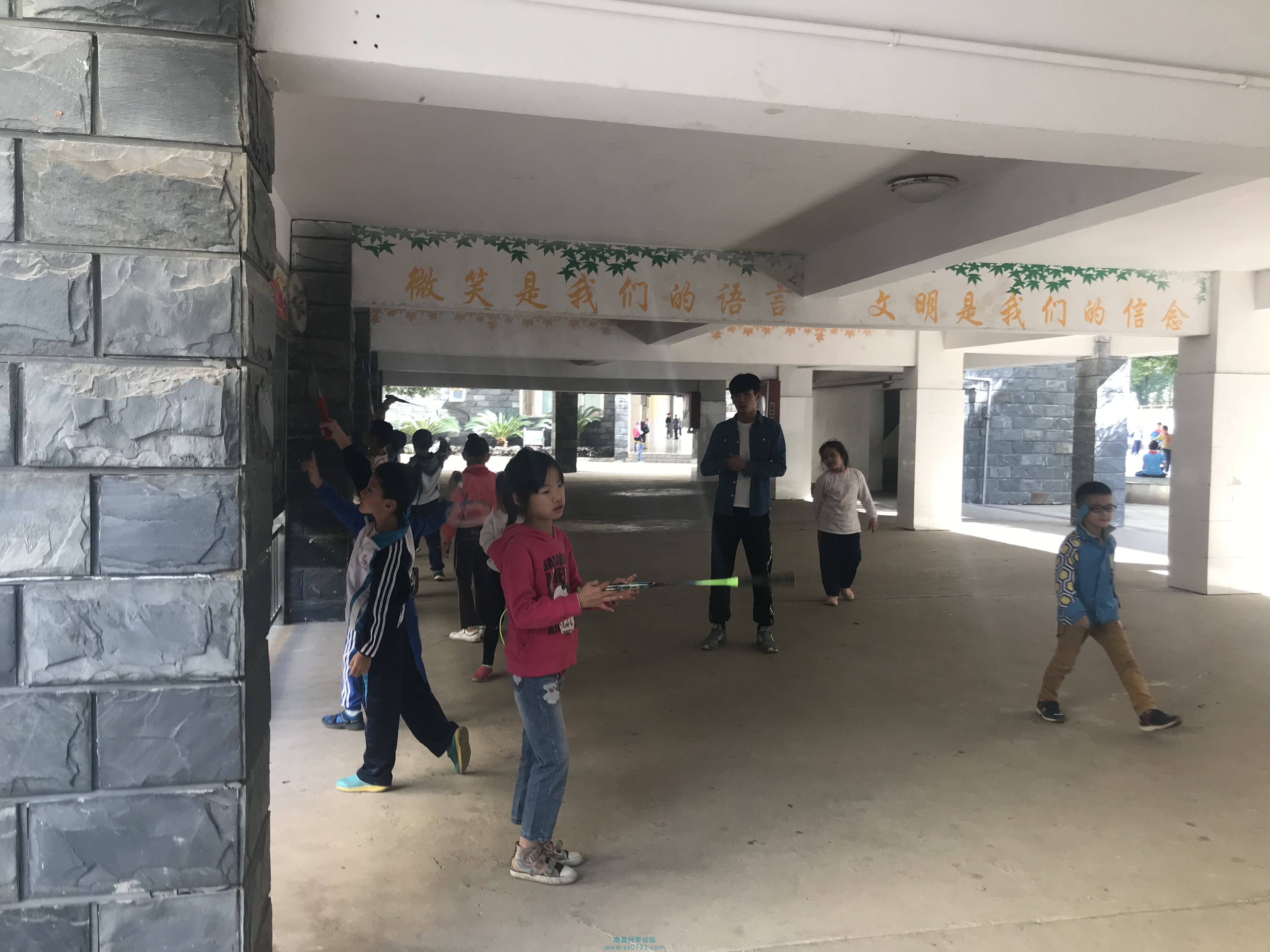 走进校园小学生们的笑容天真烂漫,走进南昌红谷滩新区实验学校