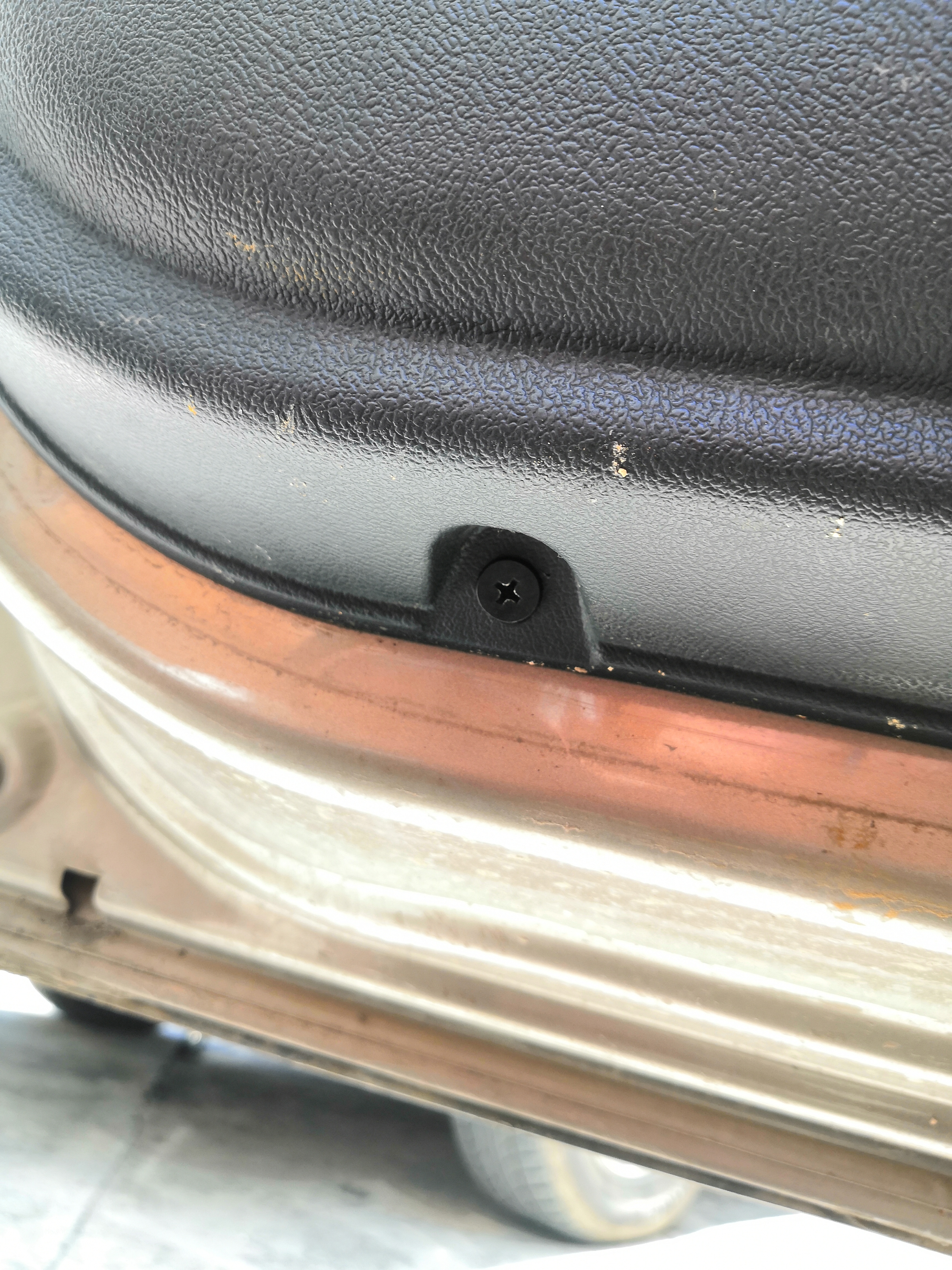 车窗下降有异响升窗没问题,车窗升到顶部吱吱响