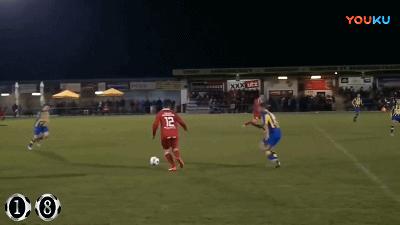 足球场上搞笑瞬间女裁判,足球场上的搞笑瞬间图片