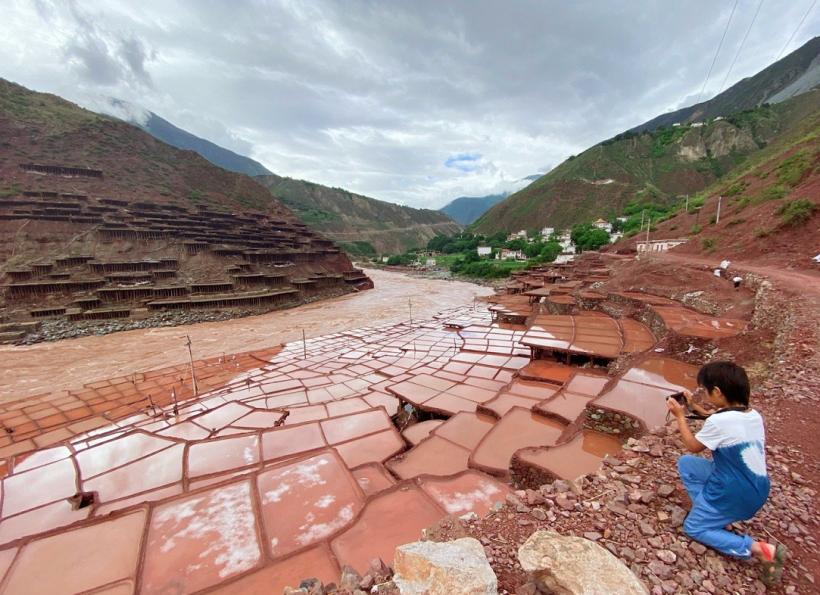 他叫辛巴,不是狮子王,8岁穿越12国:最好的教育,永远在路上