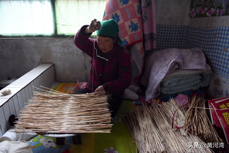 晋南农村妇女用“公鸡豆豆”做箅子，纯天然材料制作，不粘锅
