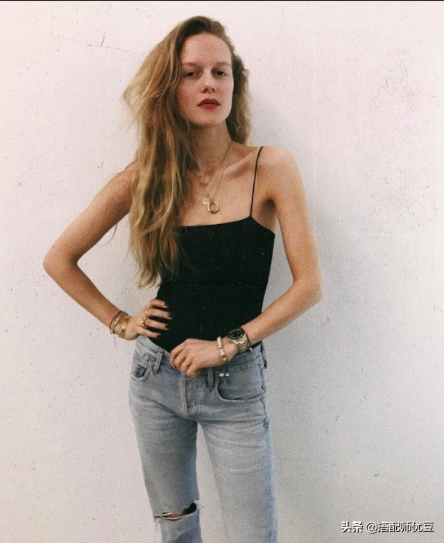 女生夏季穿吊带,内衣露出来太尴尬了吧!别怕,我有办法!