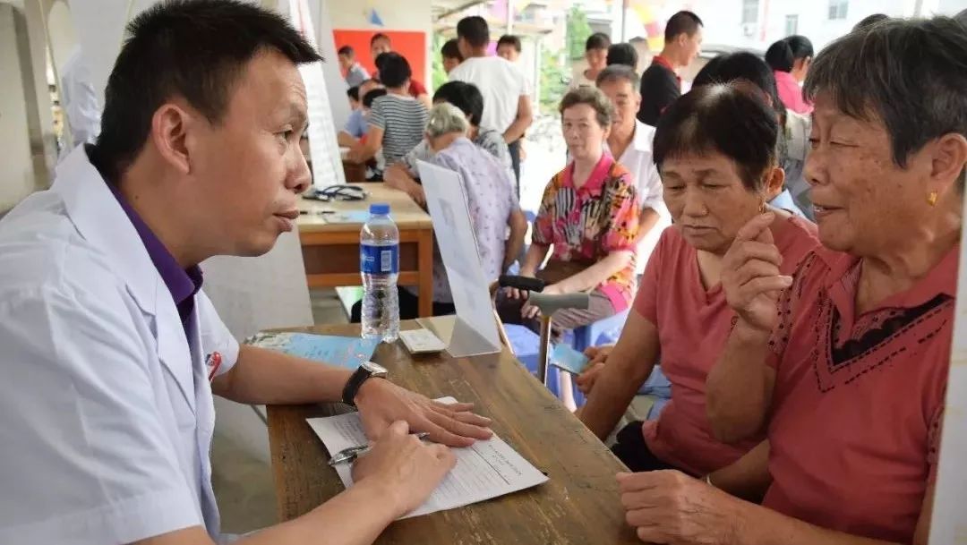 送医下乡暖民心健康帮扶见真情,健康扶贫在行动义诊下乡暖人心