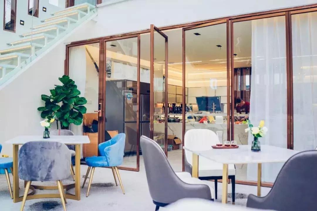 源和1916里的这家网红店，是花店也是甜点店还是图书馆